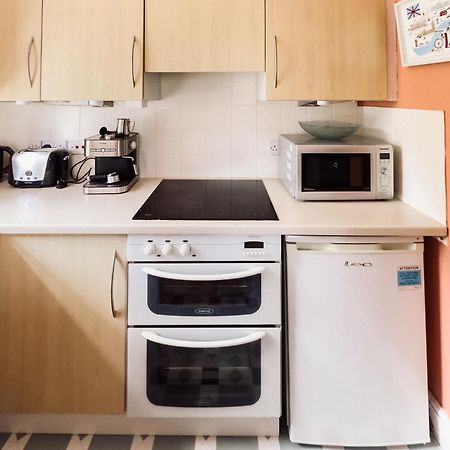 Beautiful Apartment In Guildford With Parking Send 外观 照片
