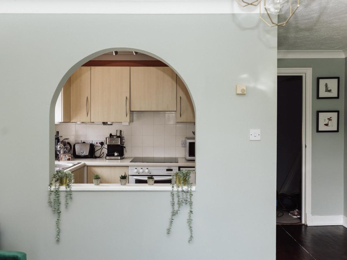 Beautiful Apartment In Guildford With Parking Send 外观 照片