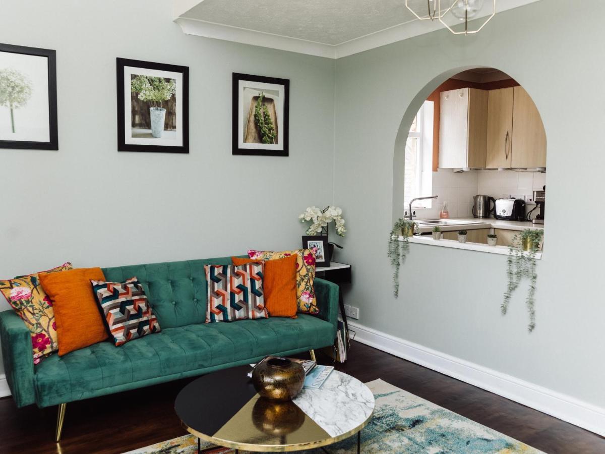 Beautiful Apartment In Guildford With Parking Send 外观 照片