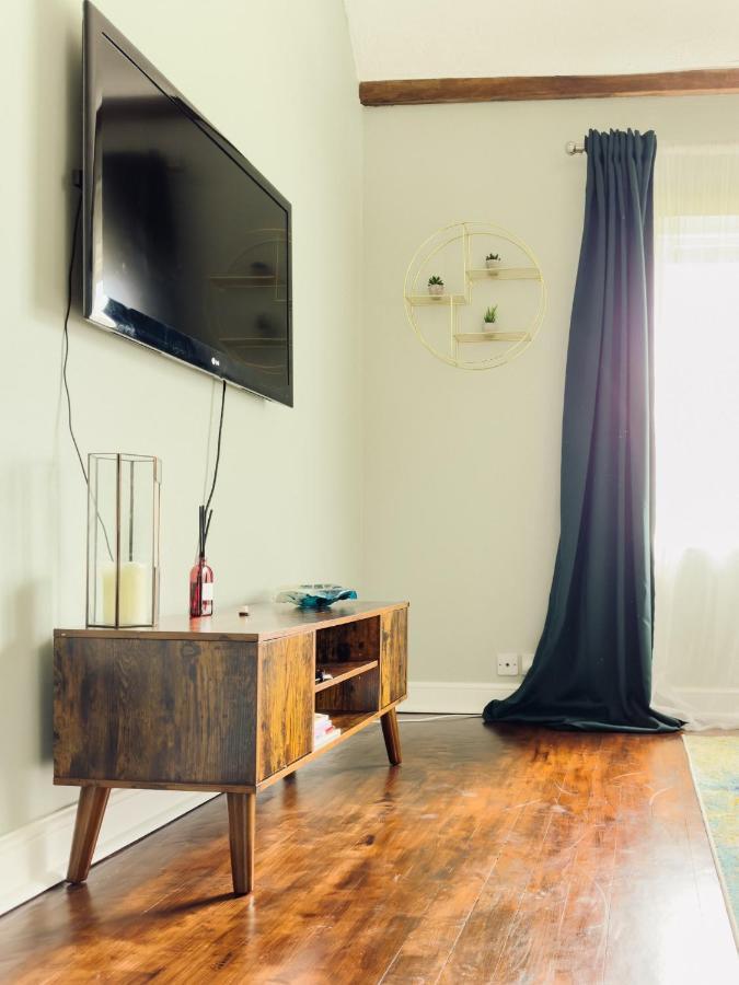 Beautiful Apartment In Guildford With Parking Send 外观 照片