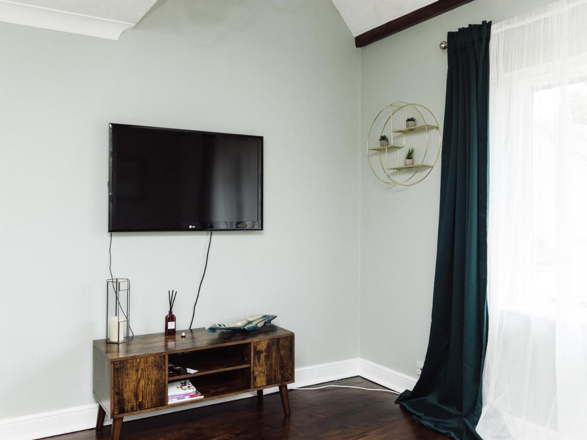 Beautiful Apartment In Guildford With Parking Send 外观 照片