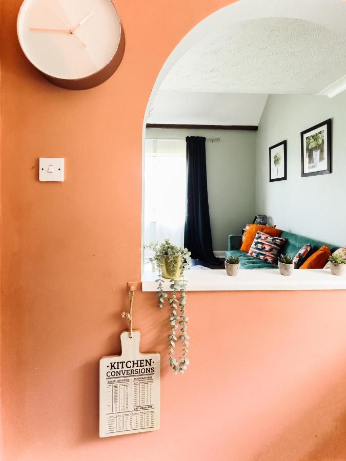 Beautiful Apartment In Guildford With Parking Send 外观 照片