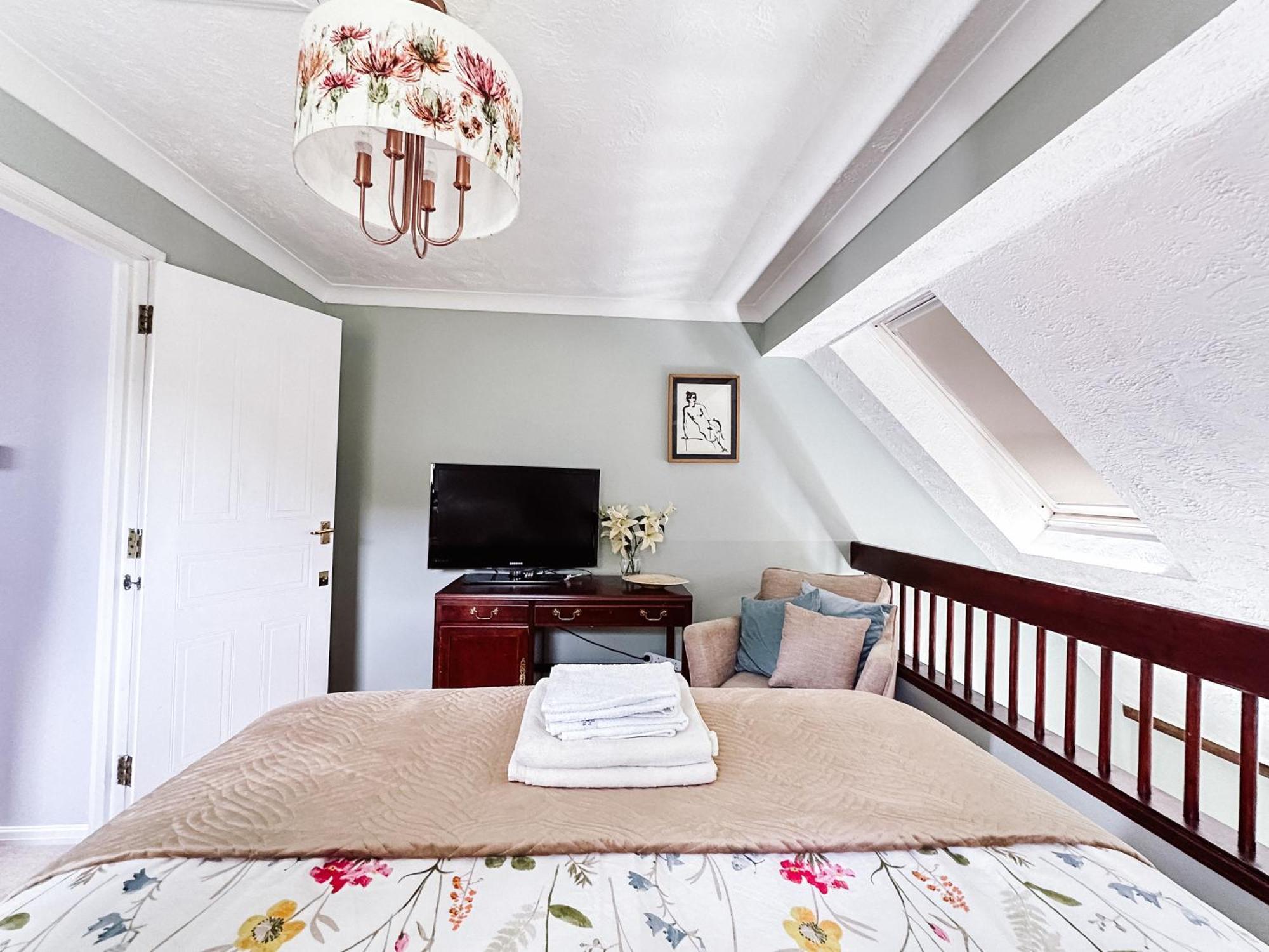 Beautiful Apartment In Guildford With Parking Send 外观 照片