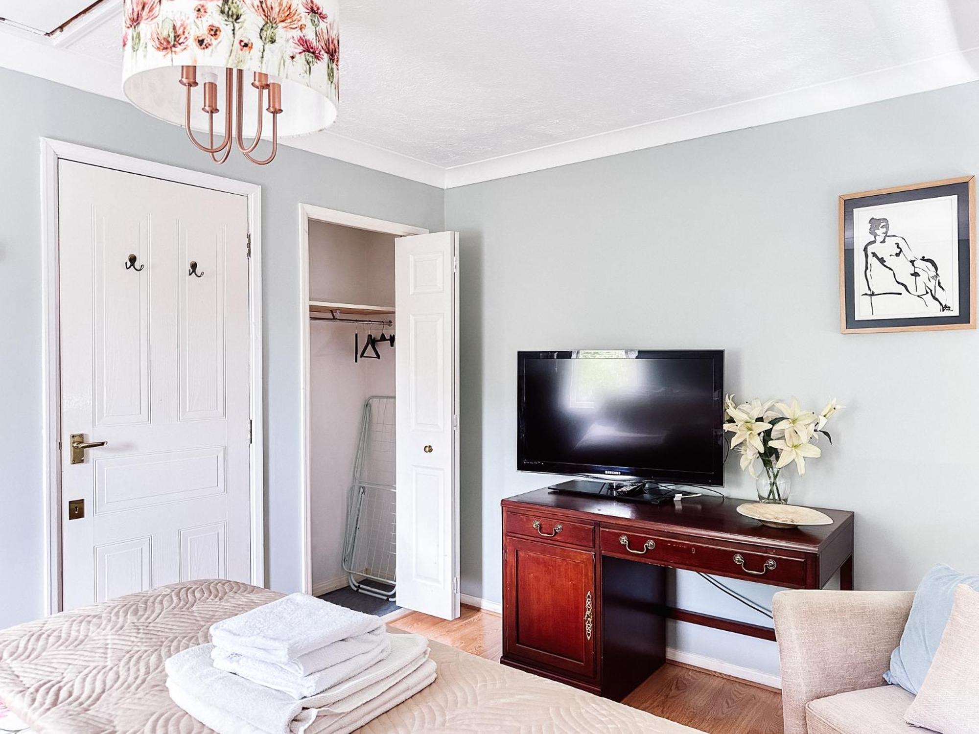 Beautiful Apartment In Guildford With Parking Send 外观 照片