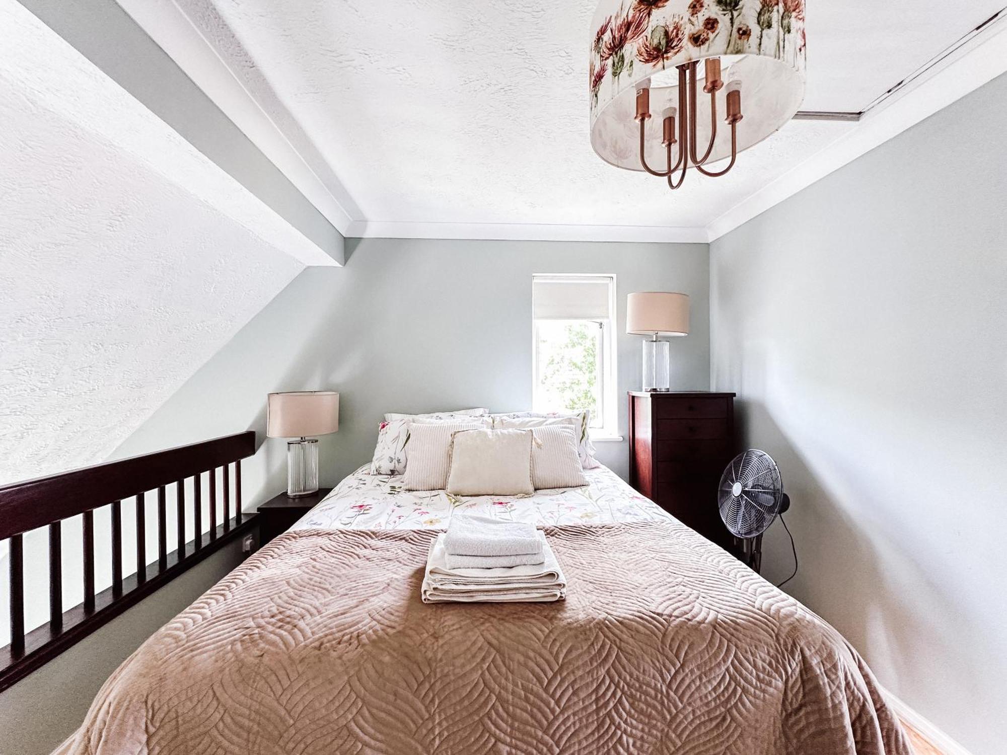 Beautiful Apartment In Guildford With Parking Send 外观 照片