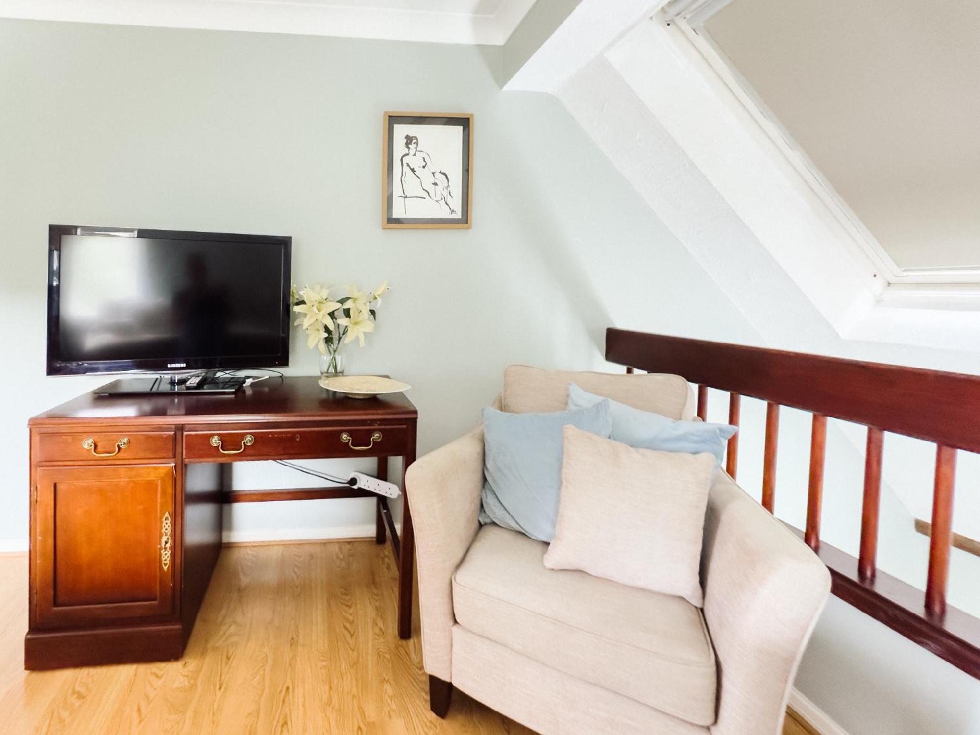 Beautiful Apartment In Guildford With Parking Send 外观 照片