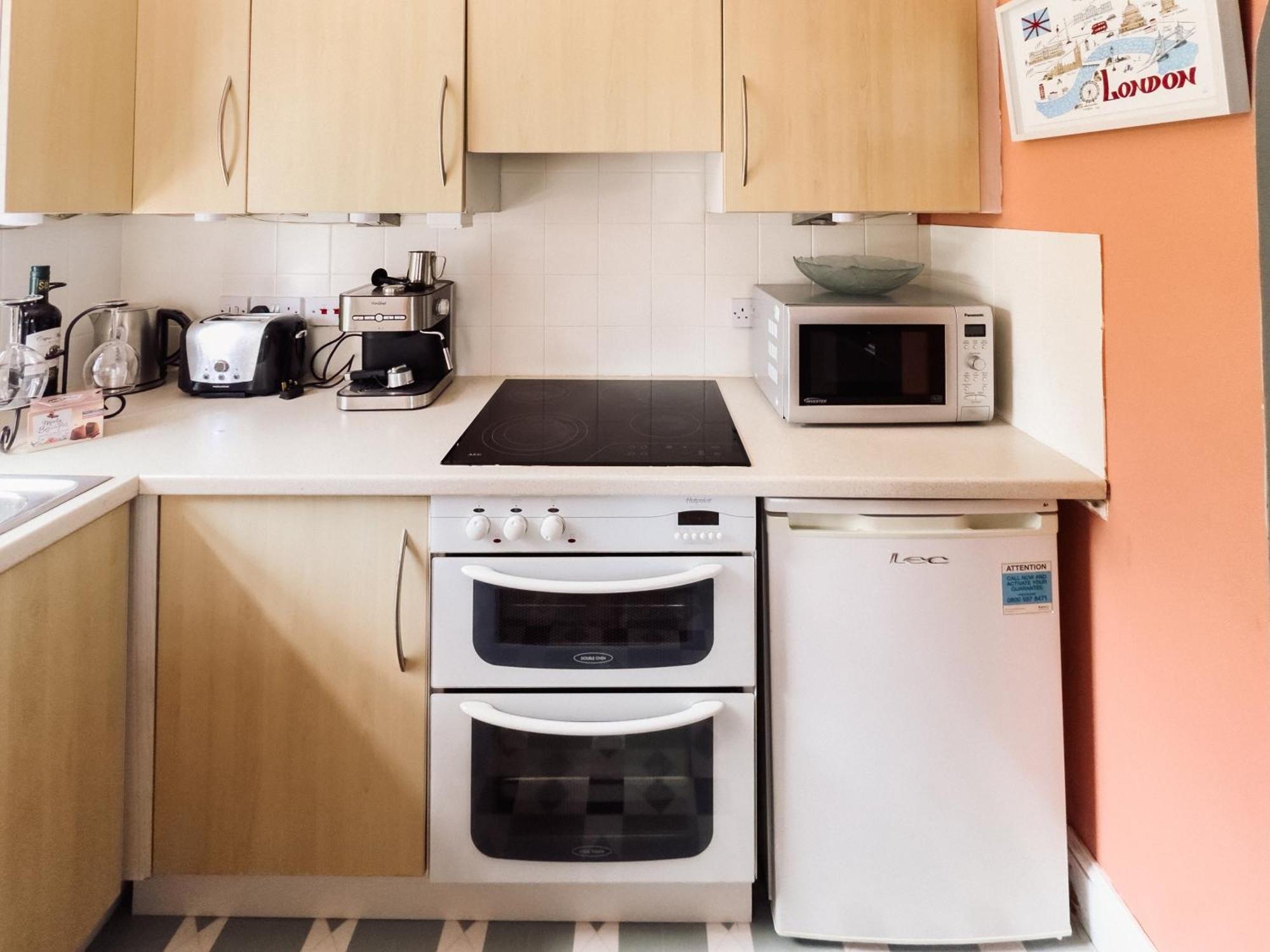 Beautiful Apartment In Guildford With Parking Send 外观 照片