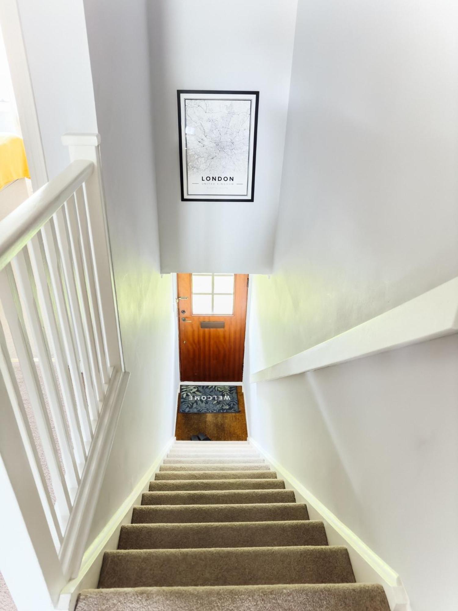 Beautiful Apartment In Guildford With Parking Send 外观 照片