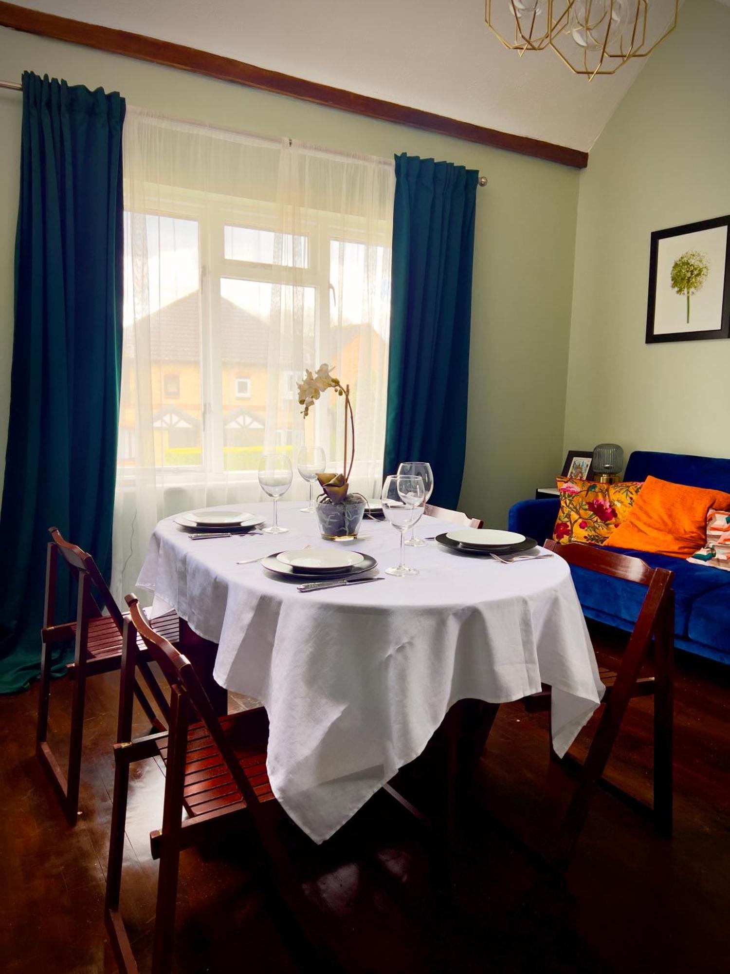 Beautiful Apartment In Guildford With Parking Send 外观 照片