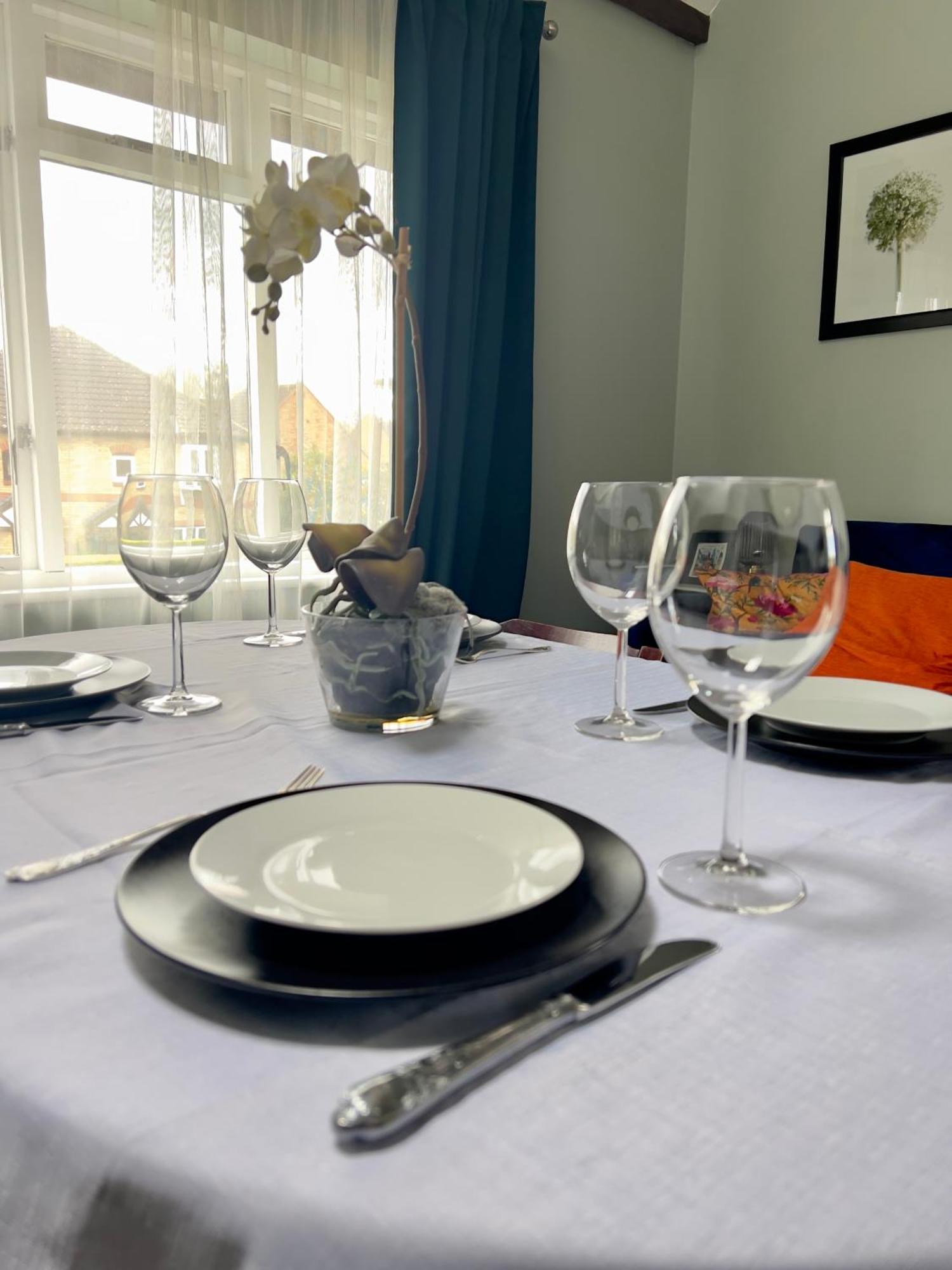 Beautiful Apartment In Guildford With Parking Send 外观 照片