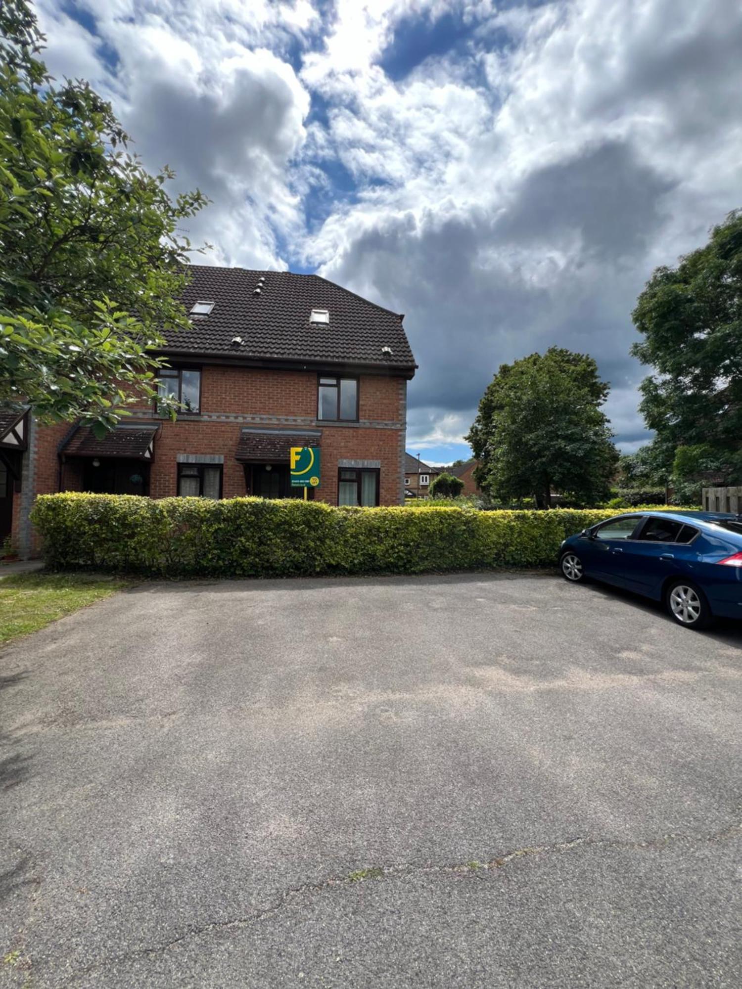 Beautiful Apartment In Guildford With Parking Send 外观 照片
